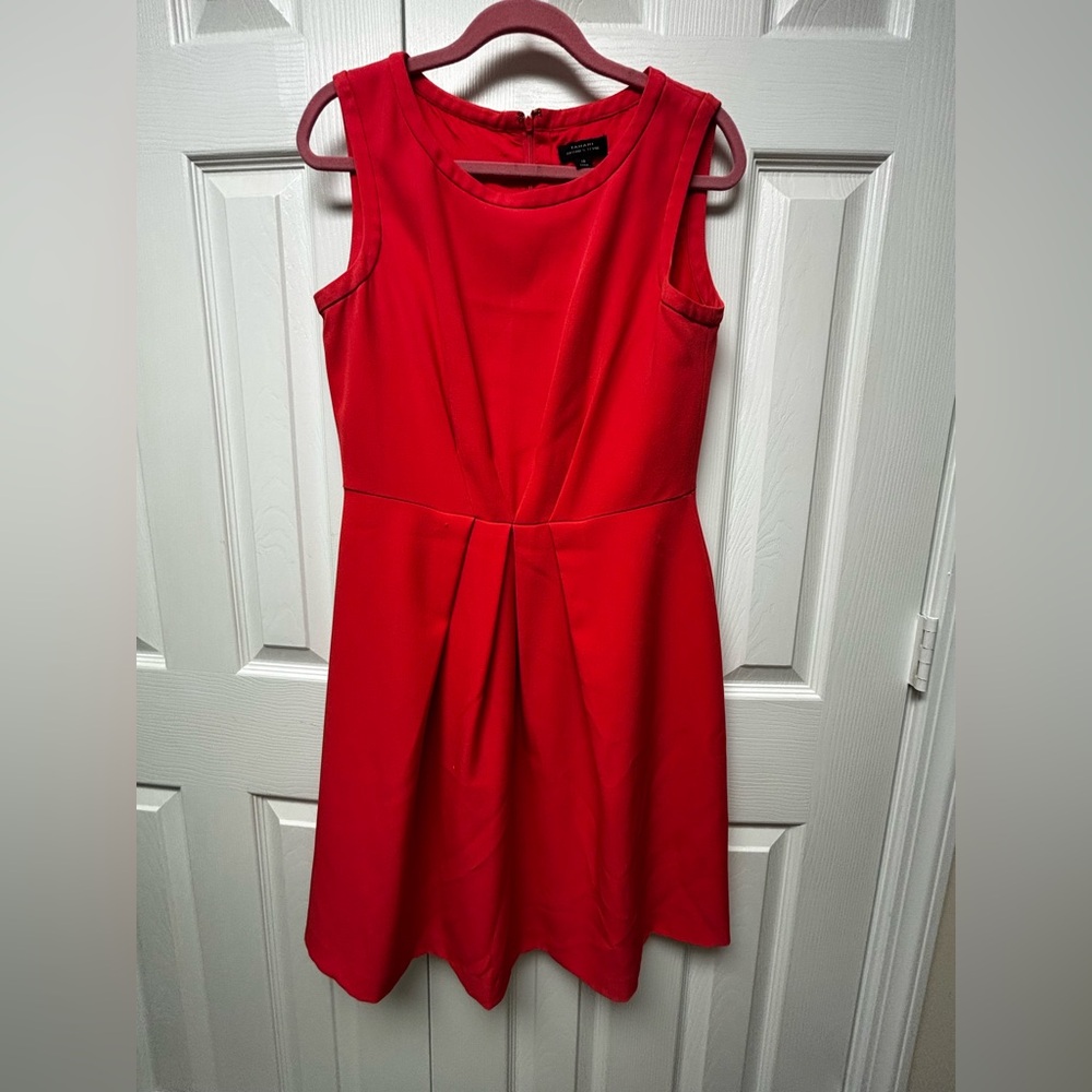 Tahari Arthur S Levine sleeveless, dynamic, pleated, Red dress. Excellent cond!